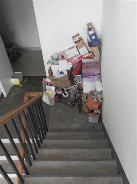 昂星宿 公寓樓梯堆放雜物